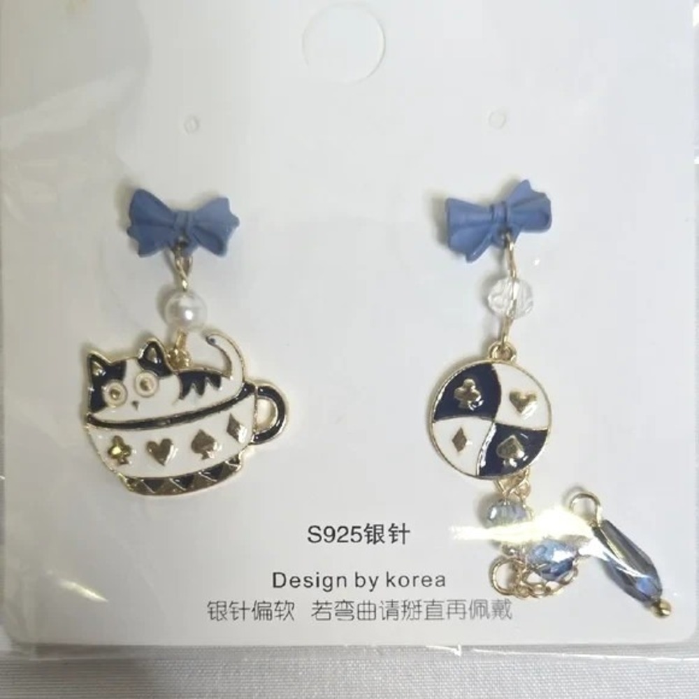 Coadipress‎ Asymmetric Cat Poker Bow Earrings, New
